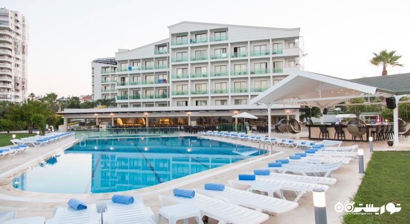 نمای کلی استخر روباز و ساختمان هتل